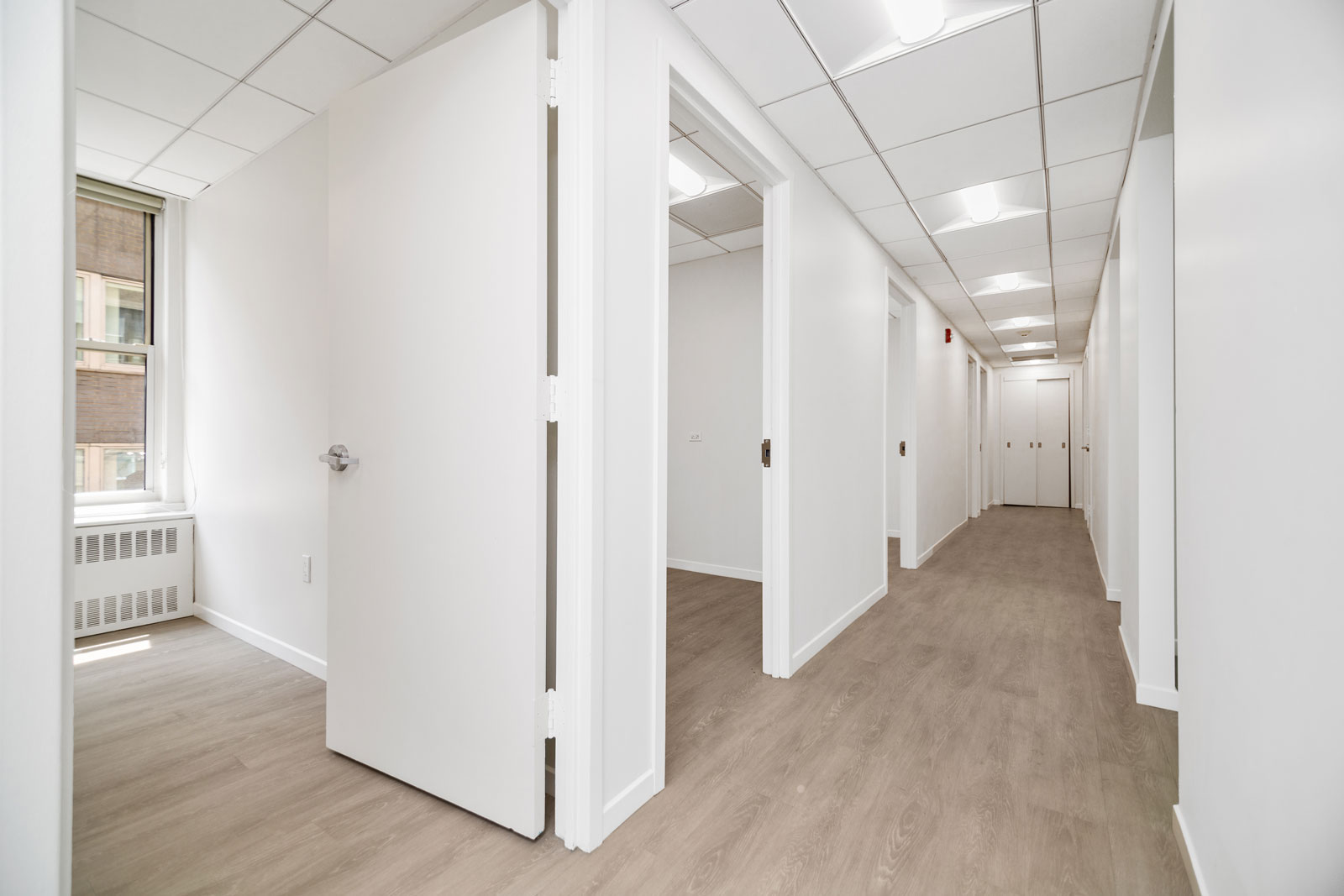 110_East_40th_Street_407_Hallway_07.jpg