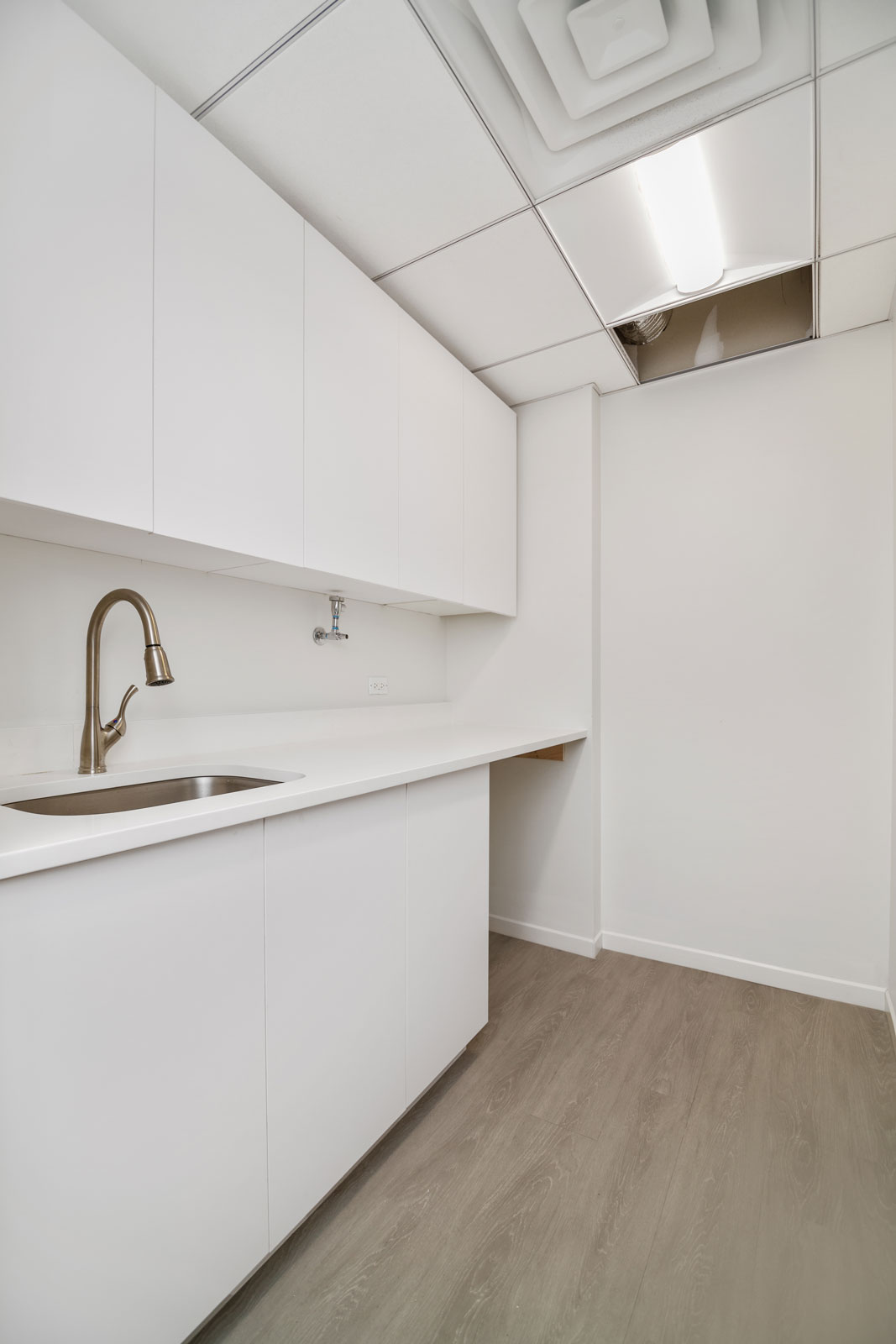 110_East_40th_Street_407_Kitchen_11.jpg