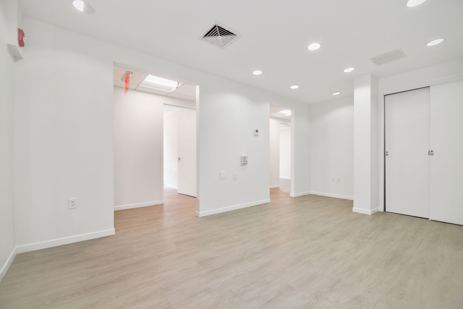 110_East_40th_Street_407_ReceptionArea_01.jpg